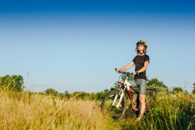 kadın motorcu ayakta