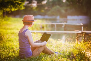 açık havada çalışan dizüstü kadınla