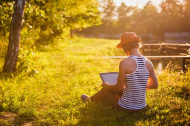 açık havada çalışan dizüstü kadınla