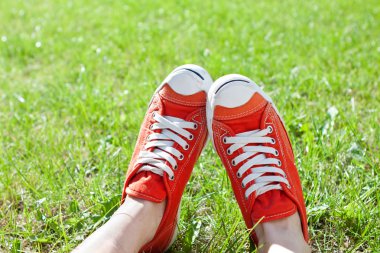 Kırmızı spor ayakkabı ayaklarda