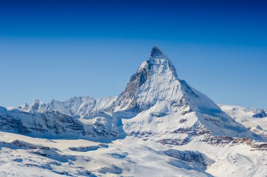 Matterhorn ve İsviçre Alpleri'nin arka plan