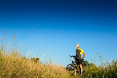 Ayakta Mountainbiker.
