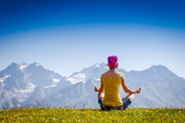 Yoga yapan bir kadın.