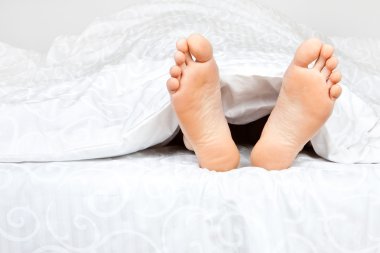  battaniyenin altında iki ayak