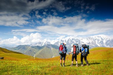 bir grup insan hiking 
