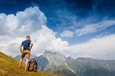 uzun yürüyüşe çıkan kimse erenjoying görünümü  