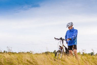 Bisiklet konumu olan genç adam  