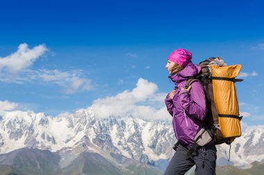 bir sırt çantası konumu olan kadın 