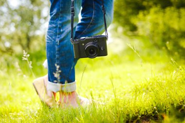 Kız kamera ile ayakta 