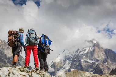 Bir şey tartışırken takım hiking
