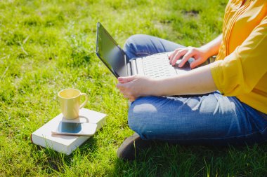 Dizüstü bilgisayar kullanan genç kadın 