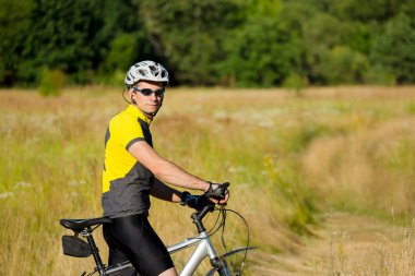 Ayakta Mountainbiker.