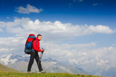 Uzun yürüyüşe çıkan kimse yolda sırt çantası ile 