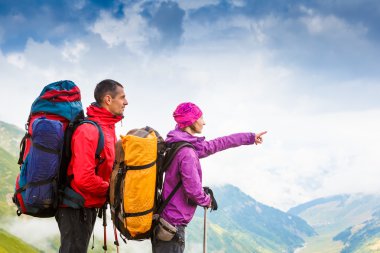 Yürüyüşçüler ayakta sırt çantaları ile 