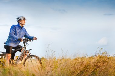 Bisiklet konumu olan genç adam  