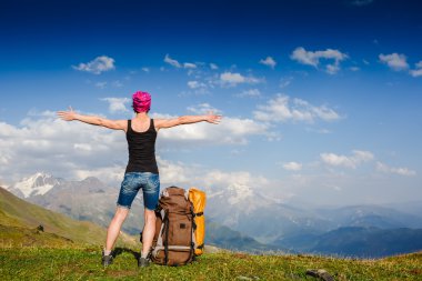 dağlar seyir uzun yürüyüşe çıkan kimse