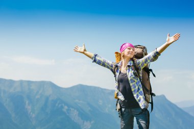 uzun yürüyüşe çıkan kimse kollarını uzanmış ile