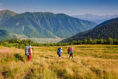 yolda yürürken insanlar