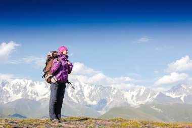 bir sırt çantası konumu olan kadın 