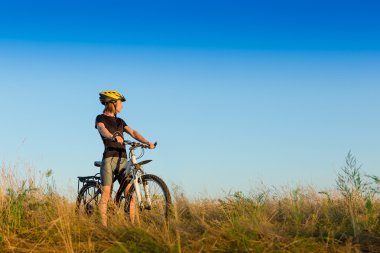 kadın motorcu ayakta