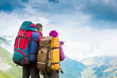 Yürüyüşçüler ayakta sırt çantaları ile 