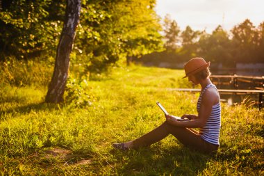 açık havada çalışan dizüstü kadınla