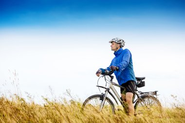 Bisiklet konumu olan genç adam  