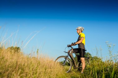 Bisiklet ile genç binici
