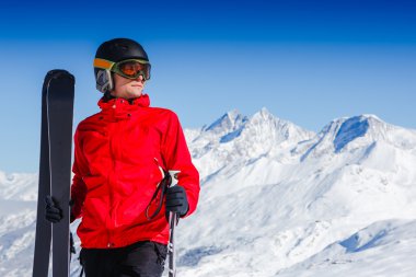 dağlarda ayakta kayakçı