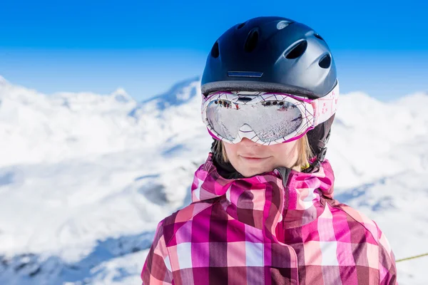 Mujer de pie cerca de una pendiente nevada — Foto de Stock