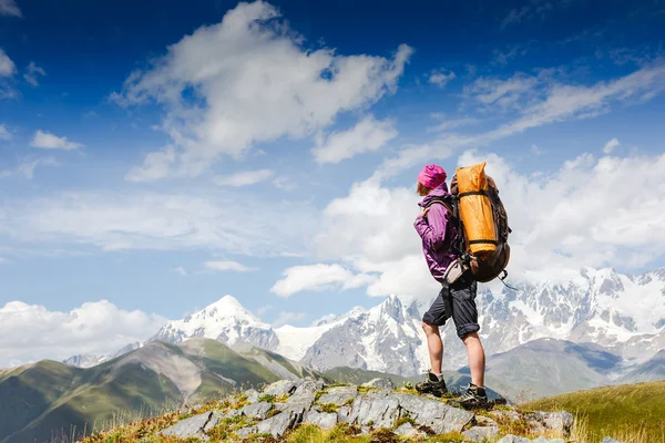 Frau genießt die Aussicht — Stockfoto