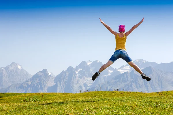 Junge Wanderer springen — Stockfoto