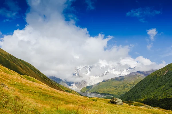 Kaukasus bergen, Georgien. — Stockfoto