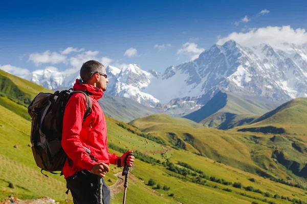 Homme Randonnée dans les montagnes — Photo