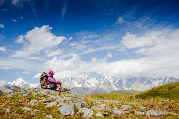 Donna è seduta in montagna — Foto Stock