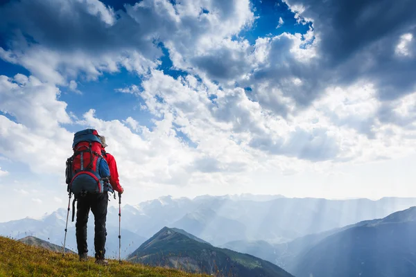 Traveler on top of mountain — Stock Photo, Image