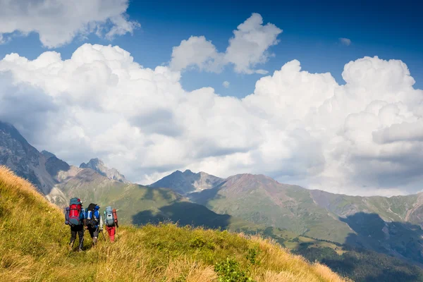 People hiking in mountains — Stock Photo, Image