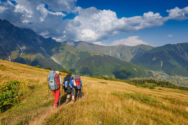 люди, идущие по тропе
