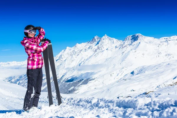 Woman standing with skis — Stock Photo, Image