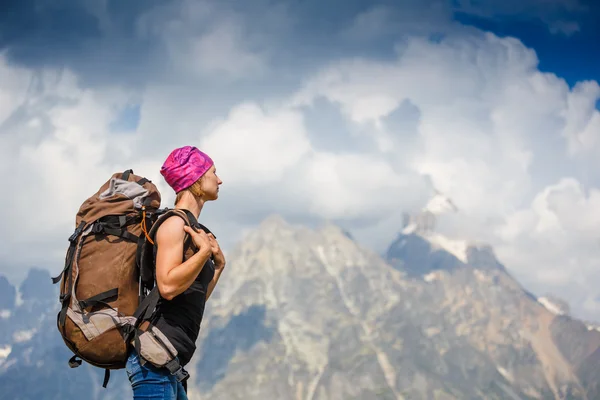 Hiker on top of the mountain — Stock Photo, Image