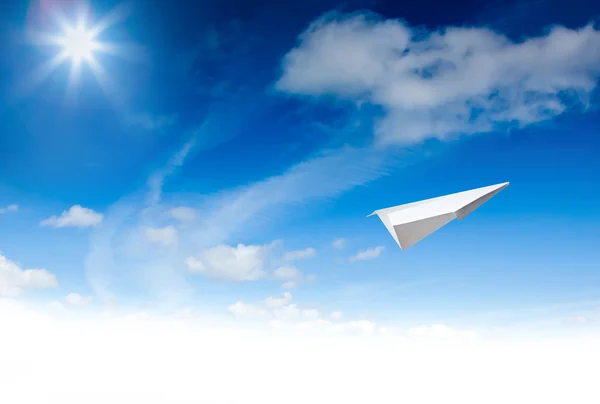 Бумажный самолет в небе — стоковое фото