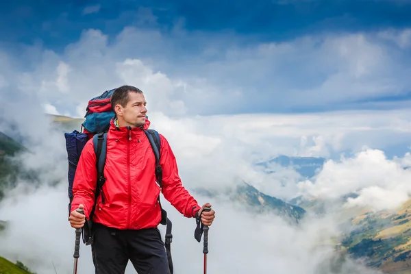 Caminhante olhando para o horizonte — Fotografia de Stock