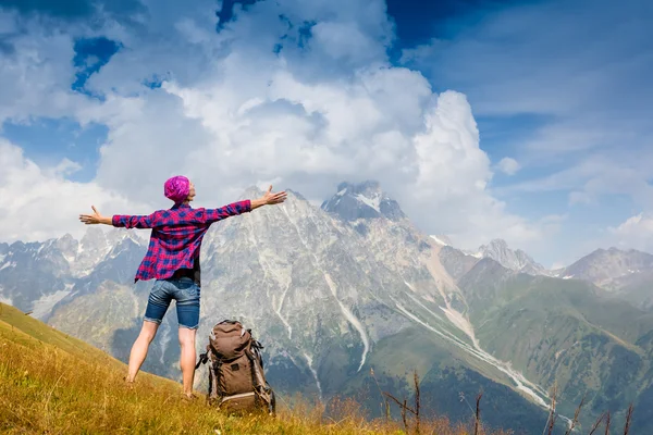 Frau mit Rucksack stehend — Stockfoto