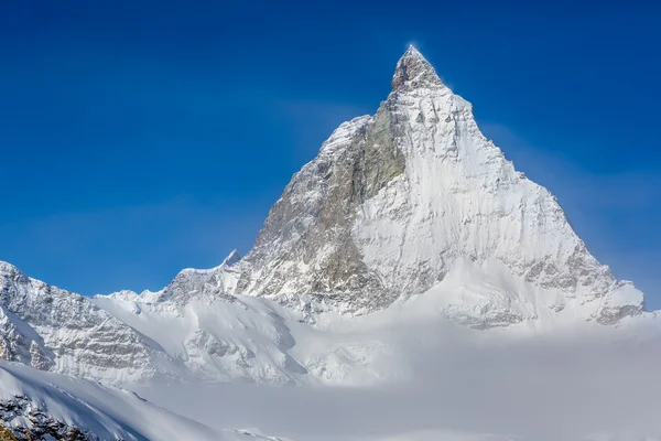 Matterhorn e Alpes suíços fundo — Fotografia de Stock