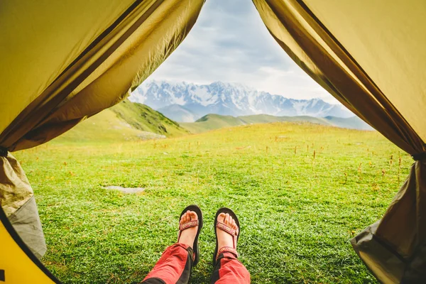 Man lying in tent — Stock Photo, Image