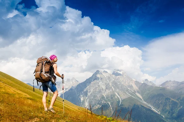 Femme sur le sentier dans les montagnes — Photo