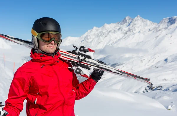 Man holding skis — Stock Photo, Image