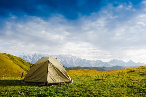 Tenda turistica in campo sul prato — Foto Stock