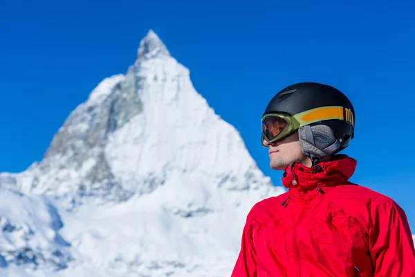 Лыжник смотрит вдаль на заснеженные горы . — стоковое фото