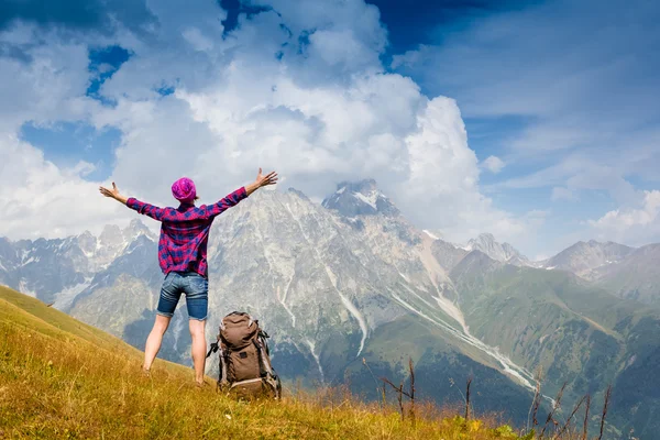 Frau mit Rucksack stehend — Stockfoto